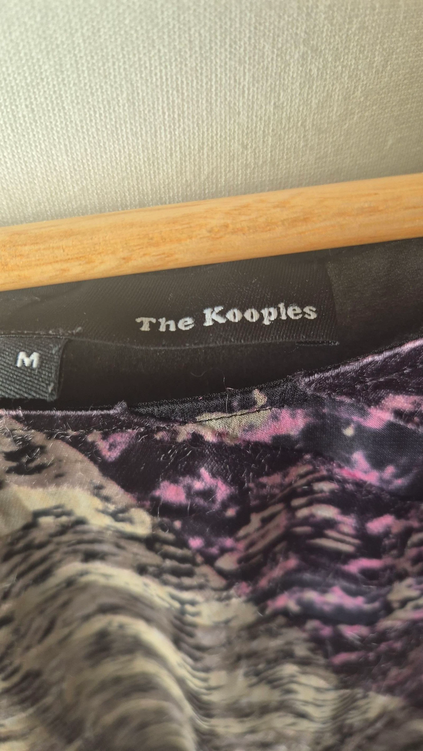 Top The Kooples bedrukte blouse zwart en roze – photo 3